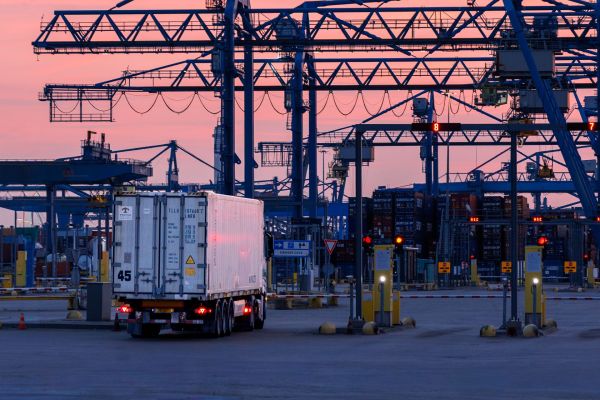 L'impact écologique du transport de charge lourde : quelles solutions pour réduire l'empreinte carbone ?