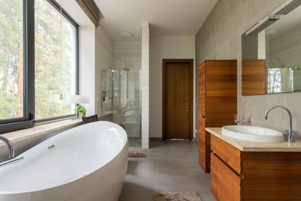 Salle de bain travertin bois : votre espace de détente ultime