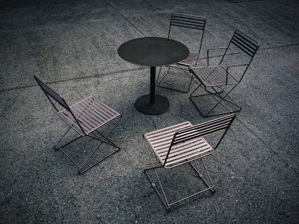 Mange debout en aluminium : robustesse et style pour l'extérieur